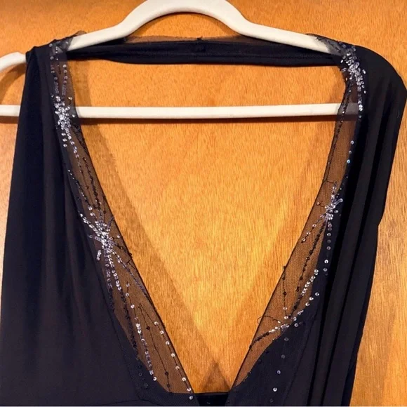 Elegant Black Dress with Sequin Detail - Picture 1 of 4